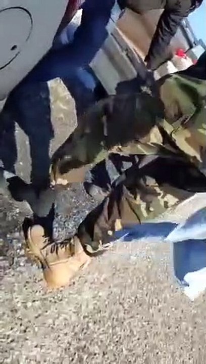 Asker ayakkabısı olmayan vatandaşa kendi botunu giydirdi