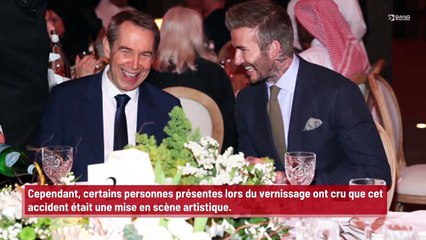 Une femme détruit une oeuvre de l’artiste Jeff Koons !