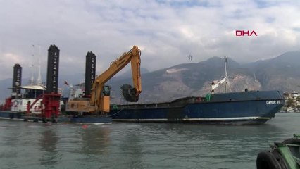 İSKENDERUN'DA BALIKÇI BARINAĞI YARDIM GEMİLERİ İÇİN DERİNLEŞTİRİLİYOR