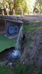 La catarata de Villa Elisa: una pérdida de agua en un arroyo y los vecinos no tienen ni para bañarse