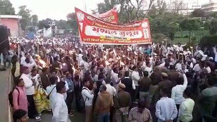 Tải video: महासंघ ने किया राज्यव्यापी आन्दोलन का आगाज, निकाला मशाल जुलूस