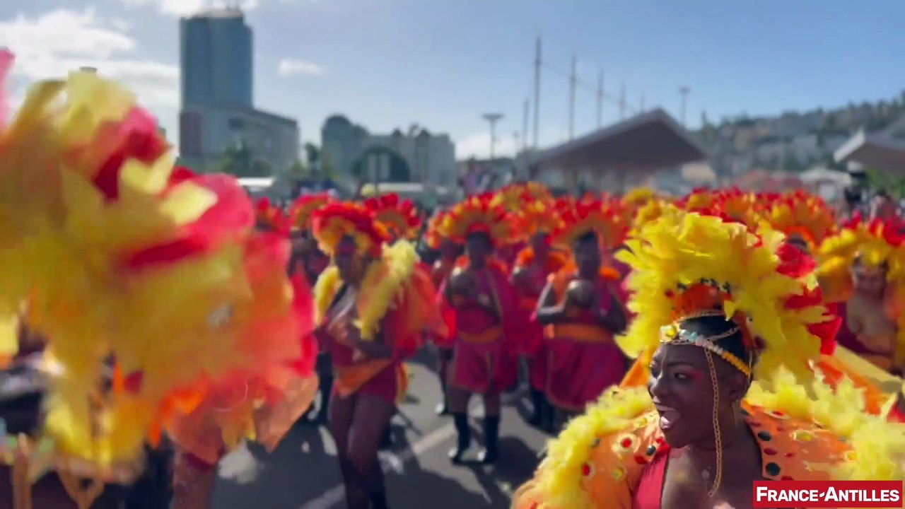 Carnaval Dimanche Gras FortdeFrance par drone Vidéo Dailymotion