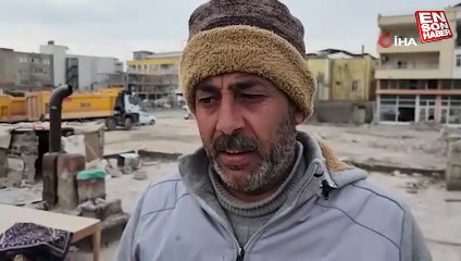 Adıyaman’da barındıkları bina yıkılıp sahipsiz kalan güvercinleri elleriyle besliyor