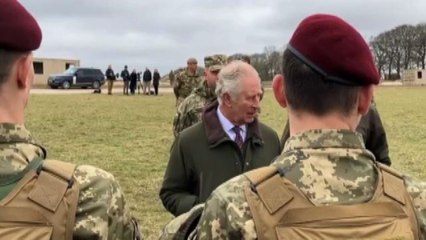 Carlo III in visita alle reclute ucraine nel Sud dell'Inghilterra