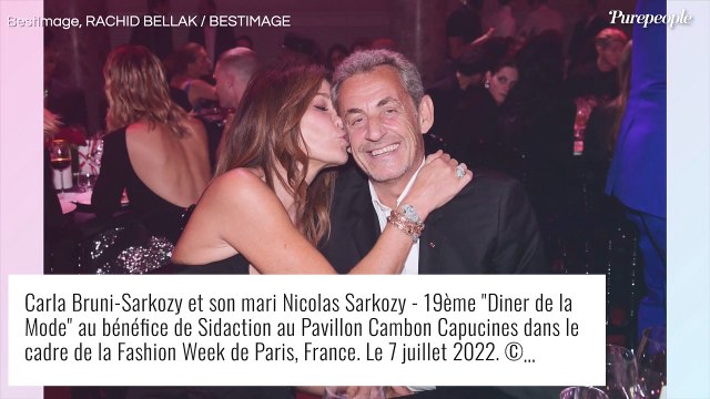 Carla Bruni Sarkozy : Son adorable fille Giulia concentrée en plein recueillement, la chanteuse émue