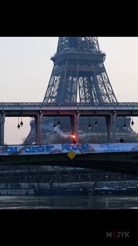 'On craint dégun', des supporters marseillais déploient une banderole à Paris