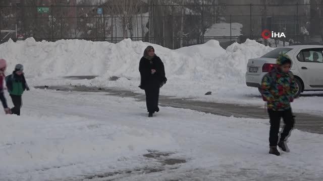 Muş'ta ders zili çaldı... 157 depremzede öğrenci Muş'taki okullara kayıt yaptırdı