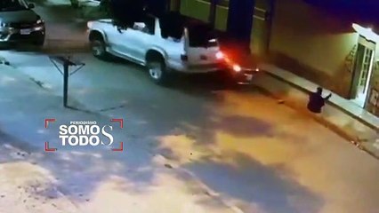 Choca a un vehículo estacionado e intenta huir