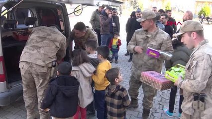 SİLOPİ'DE JANDARMA, DEPREMZEDE ÇOCUKLARLA BULUŞTU