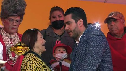 'Pollo' le da tremendo beso a esta tierna señora