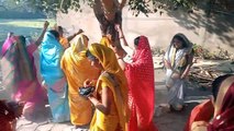 Video Story -सोमवती अमावस्या : पति की दीर्घायु व सुख समृद्धि के लिए महिलाओं ने की पूजा अर्चना