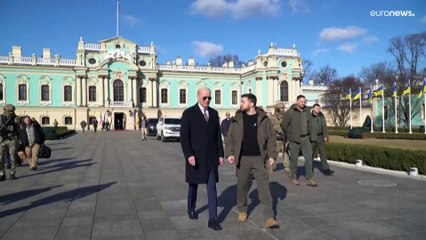 شاهد: زيلينسكي يكشف النقاب عن لوحة تذكارية لبايدن في "ممر الشجاعة"