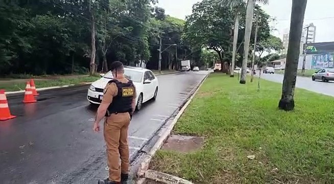 PM apreende 2 veículos e emite 15 notificações durante blitz em frente ao Bosque dos Xetá