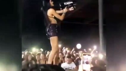 DJ Flavinha Runs Off Stage After Blasting Herself In Face With Confetti Cannon In The Show In Brazil