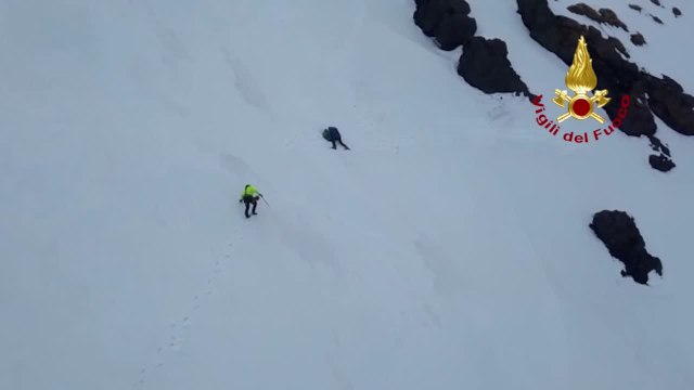 Due escursionisti bloccati sull'Etna, soccorsi da vigili del fuoco