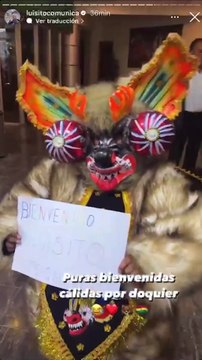 Luisito Comunica hizo una ofrenda a la Pachamama durante el Carnaval de Oruro