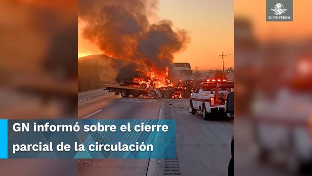 Carambola provoca cierre parcial en la México- Querétaro; 3 coches terminan incendiados