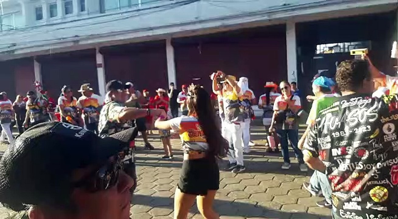 Fiesta, banda y mojazón en el segundo día del Carnaval cruceño