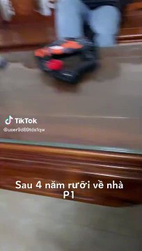 Bố đi làm ở Nhật 4 năm rưỡi mới về, cậu bé quên cả mặt tưởng hàng xóm sang chơiBố đi làm ở Nhật 4 năm rưỡi mới về, cậu bé quên cả mặt tưởng hàng xóm sang chơi