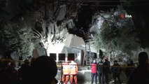 Hatay'da 6.4'lük depremde yıkılan binadan bir kişinin cansız bedeni çıkarıldı