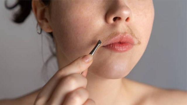 चेहरे पर सफ़ेद बाल क्यों होते है । Chehre Par Safed Baal Kyu Hote Hai । Boldsky