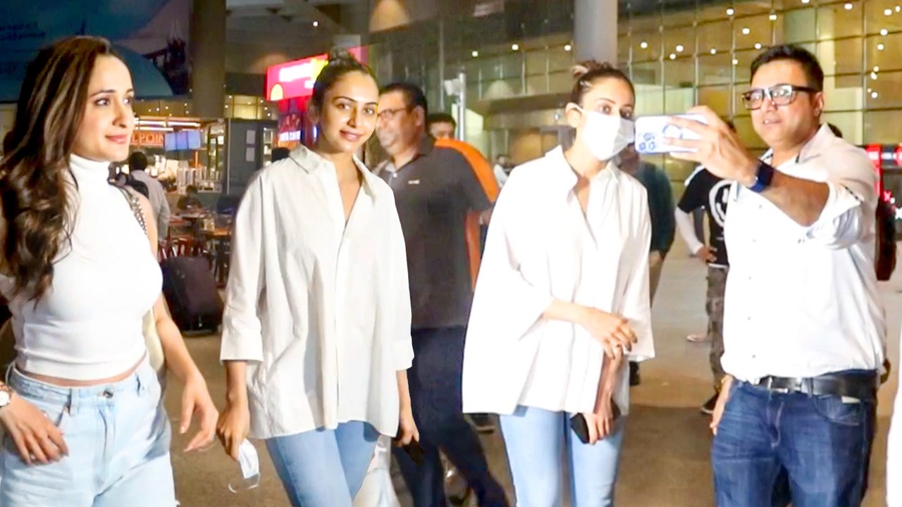 एयरपोर्ट पर रकुल प्रीत सिंह को देख फैंस हुए उत्त्साहित, सेल्फी लेने के लिए लोगो में दिखी काफी ख़ुशी