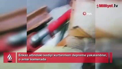 Enkaz altındaki kediyi kurtarırken depreme yakalandılar, o anlar kamerada