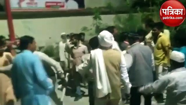 वीडियो : हाथ से हाथ जोड़ो अभियान में भिड़े कांग्रेसी नेता हुई हाथापाई, फिर चले गए अध्यक्ष, देखें ...