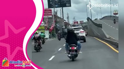 Viral, Aksi Heroik Wanita Buka Akses Jalan untuk Ambulans
