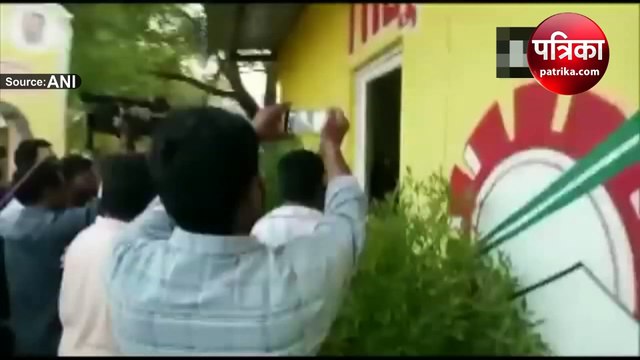 VIDEO: TDP के कार्यालय में अज्ञात लोगों ने की तोड़फोड़, महासचिव की कार में लगाई आग
