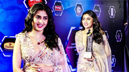 तेजस्वी  प्रकाश को मिला बेस्ट एक्ट्रेस का अवार्ड, साड़ी पहनकर पहुंची इवेंट में