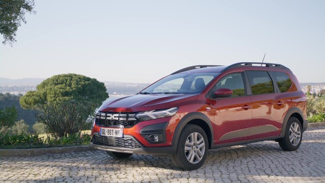 The new Dacia Jogger Hybrid 140 Exterior Design in Terracotta Brown