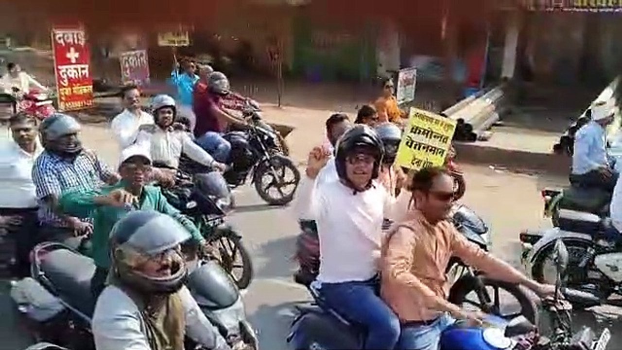 पूर्ण पेंशन देने की मांग को लेकर शिक्षकों ने निकाली बाइक रैली