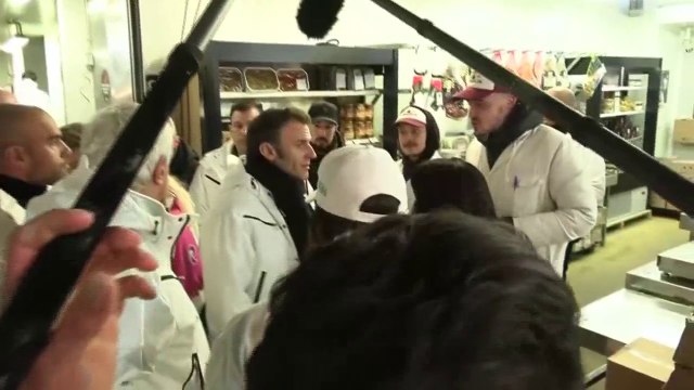 Prix des carburants: interpellé à Rungis, Emmanuel Macron évoque un petit geste diesel