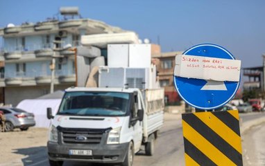 Hatay'ın Samandağ ilçesine yardıma gelip ayrılanlar için tabelaya "Yolunuz açık olsun" notu asıldı