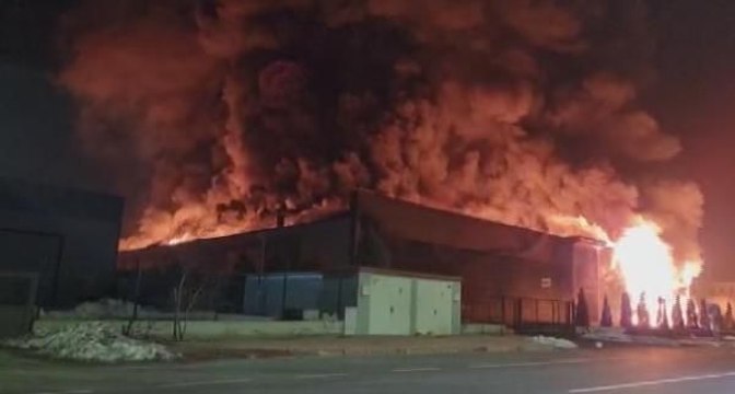 Konya'da plastik fabrikası, alev alev yandı