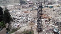 Hatay’da depremde binalar yıkıldı, yangın merdiveni ayakta kaldı