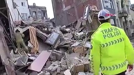 İstanbul'da 3 katlı bina çöktü! O anlar kamerada