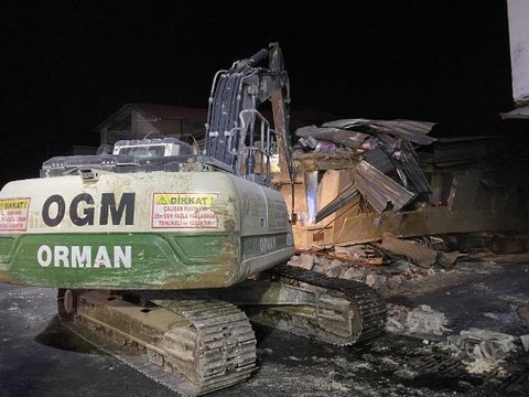HATAY'DA BİR İŞYERİ ENKAZINDA ARAMA KURTARMA ÇALIŞMASI BAŞLATILDI