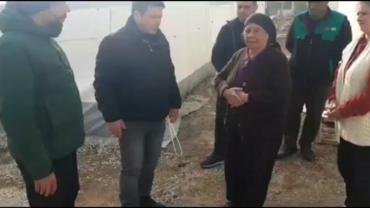 Yıkılan evlerinin tapusunu üzerine almayan depr...