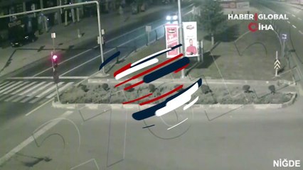 Işıkta bekleyen araca böyle çarptı