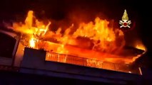 Le fiamme distruggono una villetta a Trezzano sul Naviglio: le prime immagini dei vigili del fuoco