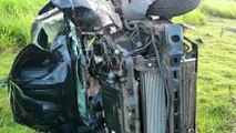 Carro fica destruído após capotar na rodovia BR-467, em Cascavel