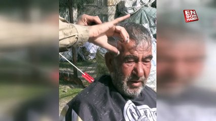 Kahraman Mehmetçik, deprem bölgesinde vatandaşları tıraş ediyor