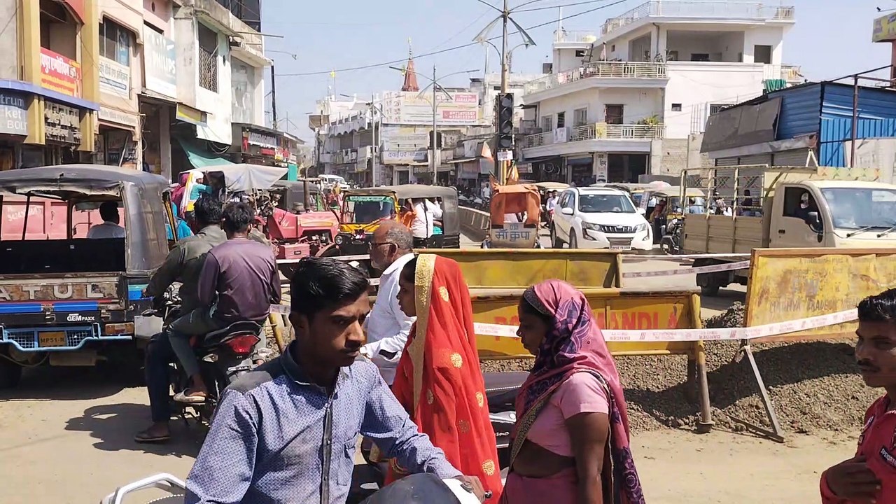 सीवर लाइन का काम होने से चौराहे में लगा जाम, पा...