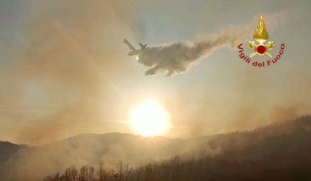 Roccasicura (IS) - Incendio boschivo, Canadair in azione (21.02.23)