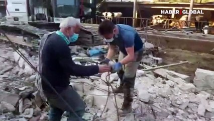 Depremde çöken ahırdan 15 gün sonra kurtarıldı