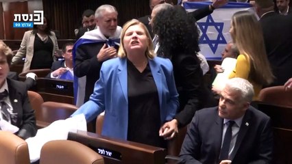 إخراج نواب المعارضة من الكنيست بعد تلويحهم بأعلام إسرائيل