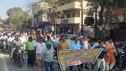 परीक्षा सिर पर है, लेकिन शिक्षक हड़ताल कर अपनी मांग कर रहे हैं पूरी