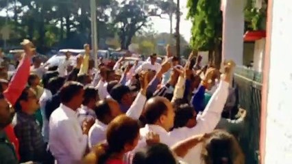 परीक्षा सिर पर है, लेकिन शिक्षक हड़ताल कर अपनी मांग कर रहे हैं पूरी